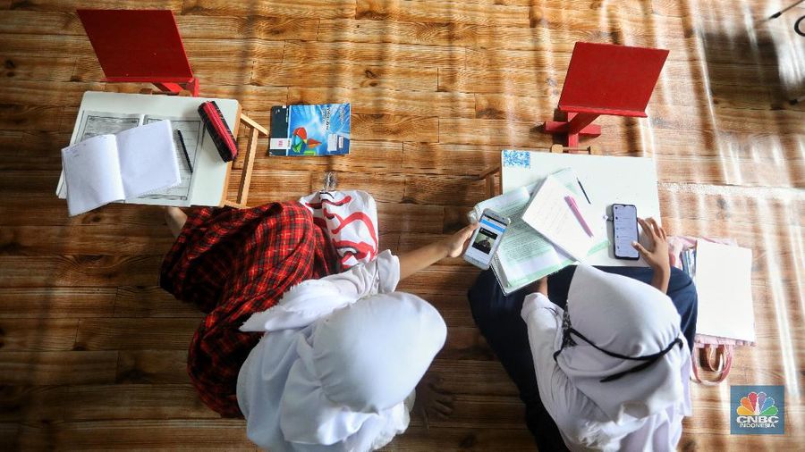 Sejumlah siswa belajar menggunakan fasilitas wifi gratis di Sanggar Suluk Nusantara di Wilayah Perumahan Depok Mulya 1, Depok, Jawa Barat, Selasa (11/8/2020). Sri Wiwoho pemilik sanggar budaya sekaligus warga yang memprakarsai wifi gratis ini mengungkap Fasilitas wifi itu disediakan sebagai bentuk kepedulian atas kesulitan biaya untuk kebutuhan belajar daring 