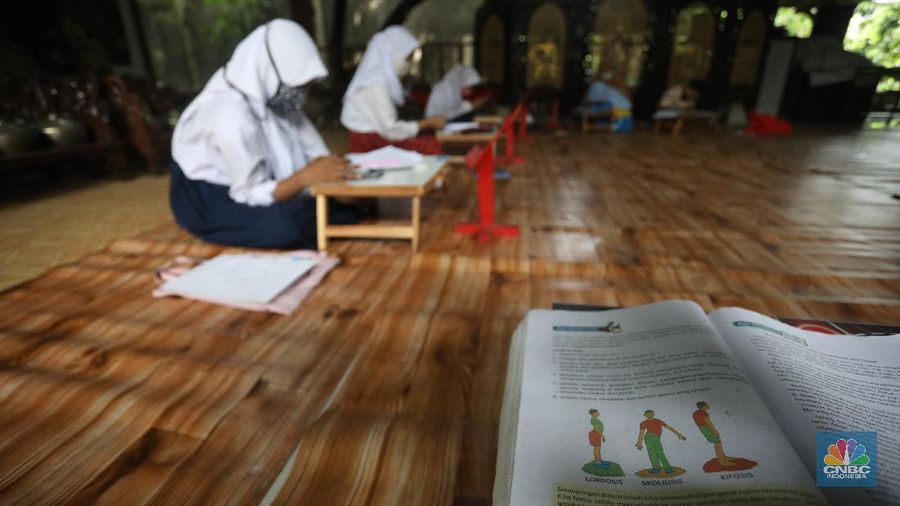 Sejumlah siswa belajar menggunakan fasilitas wifi gratis di Sanggar Suluk Nusantara di Wilayah Perumahan Depok Mulya 1, Depok, Jawa Barat, Selasa (11/8/2020). Sri Wiwoho pemilik sanggar budaya sekaligus warga yang memprakarsai wifi gratis ini mengungkap Fasilitas wifi itu disediakan sebagai bentuk kepedulian atas kesulitan biaya untuk kebutuhan belajar daring 