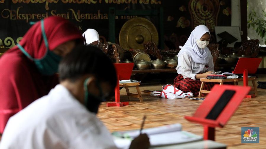 Sejumlah siswa belajar menggunakan fasilitas wifi gratis di Sanggar Suluk Nusantara di Wilayah Perumahan Depok Mulya 1, Depok, Jawa Barat, Selasa (11/8/2020). Sri Wiwoho pemilik sanggar budaya sekaligus warga yang memprakarsai wifi gratis ini mengungkap Fasilitas wifi itu disediakan sebagai bentuk kepedulian atas kesulitan biaya untuk kebutuhan belajar daring 
