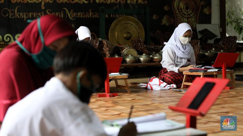Sejumlah siswa belajar menggunakan fasilitas wifi gratis di Sanggar Suluk Nusantara di Wilayah Perumahan Depok Mulya 1, Depok, Jawa Barat, Selasa (11/8/2020). Sri Wiwoho pemilik sanggar budaya sekaligus warga yang memprakarsai wifi gratis ini mengungkap Fasilitas wifi itu disediakan sebagai bentuk kepedulian atas kesulitan biaya untuk kebutuhan belajar daring 