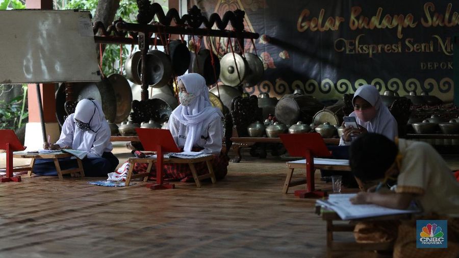 Sejumlah siswa belajar menggunakan fasilitas wifi gratis di Sanggar Suluk Nusantara di Wilayah Perumahan Depok Mulya 1, Depok, Jawa Barat, Selasa (11/8/2020). Sri Wiwoho pemilik sanggar budaya sekaligus warga yang memprakarsai wifi gratis ini mengungkap Fasilitas wifi itu disediakan sebagai bentuk kepedulian atas kesulitan biaya untuk kebutuhan belajar daring 