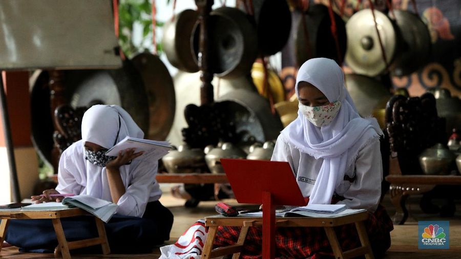 Sejumlah siswa belajar menggunakan fasilitas wifi gratis di Sanggar Suluk Nusantara di Wilayah Perumahan Depok Mulya 1, Depok, Jawa Barat, Selasa (11/8/2020). Sri Wiwoho pemilik sanggar budaya sekaligus warga yang memprakarsai wifi gratis ini mengungkap Fasilitas wifi itu disediakan sebagai bentuk kepedulian atas kesulitan biaya untuk kebutuhan belajar daring 
