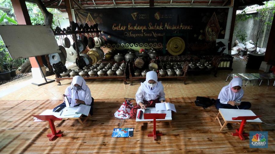 Sejumlah siswa belajar menggunakan fasilitas wifi gratis di Sanggar Suluk Nusantara di Wilayah Perumahan Depok Mulya 1, Depok, Jawa Barat, Selasa (11/8/2020). Sri Wiwoho pemilik sanggar budaya sekaligus warga yang memprakarsai wifi gratis ini mengungkap Fasilitas wifi itu disediakan sebagai bentuk kepedulian atas kesulitan biaya untuk kebutuhan belajar daring 