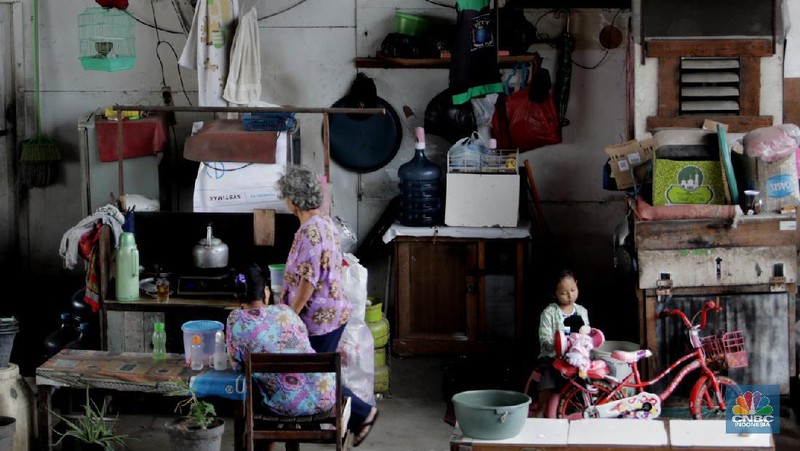 Suasana bantaran kali Cideng, Roxy, Jakarta Barat (CNBC Indonesia/Tri Susilo)