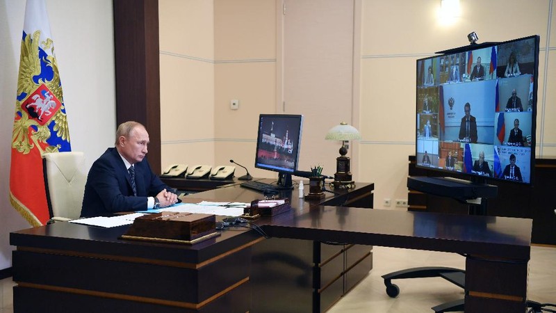 Petugas medis dengan alat pelindung mengambil darah para sukarelawan yang berpartisipasi dalam uji coba vaksin virus corona di Rumah Sakit Utama Militer Budenko di luar Moskow, Rusia.  (Russian Defense Ministry Press Service via AP)
