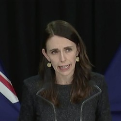 Jacinda Ardern Kirim 684 Ribu Vaksin Covid AZ untuk RI