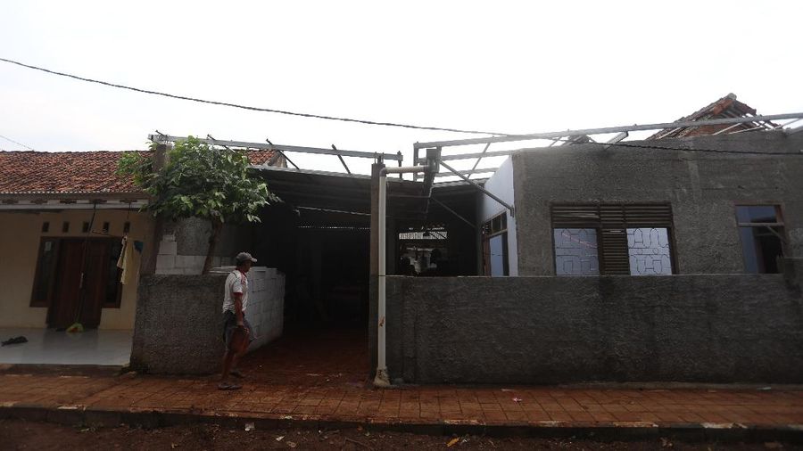 Angin Puting Beliung di Depok (CNBC Indonesia/Andrean Kristianto)