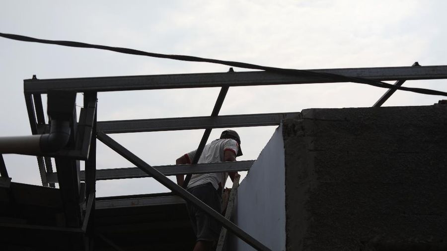 Angin Puting Beliung di Depok (CNBC Indonesia/Andrean Kristianto)