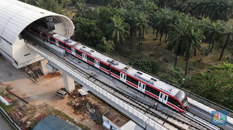 Foto aerial suasana Stasiun LRT, Light Rapid Transit di kawasan Cibubur, Jakarta, Rabu (12/8/2020). (CNBC Indonesia/Andrean Kristianto)