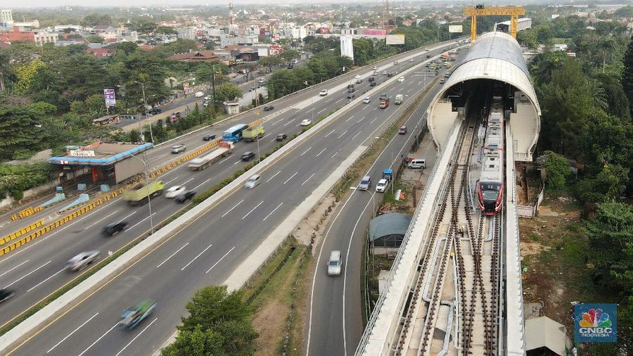 Foto aerial suasana Stasiun LRT, Light Rapid Transit di kawasan Cibubur, Jakarta, Rabu (12/8/2020). (CNBC Indonesia/Andrean Kristianto)