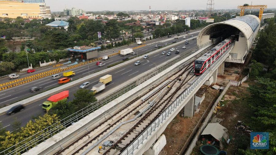 Foto aerial suasana Stasiun LRT, Light Rapid Transit di kawasan Cibubur, Jakarta, Rabu (12/8/2020). (CNBC Indonesia/Andrean Kristianto)