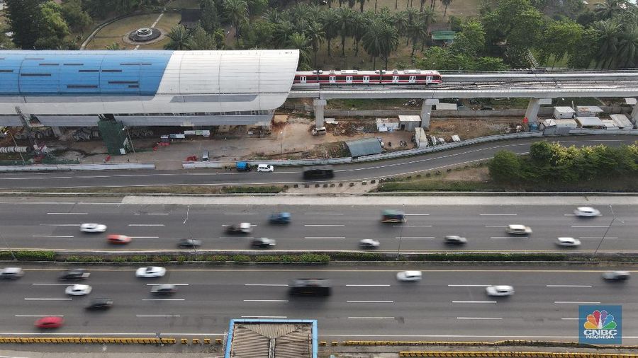 Foto aerial suasana Stasiun LRT, Light Rapid Transit di kawasan Cibubur, Jakarta, Rabu (12/8/2020). (CNBC Indonesia/Andrean Kristianto)