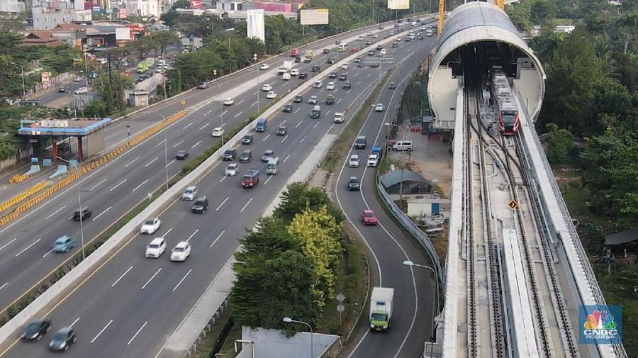 Foto aerial suasana Stasiun LRT, Light Rapid Transit di kawasan Cibubur, Jakarta, Rabu (12/8/2020). (CNBC Indonesia/Andrean Kristianto)