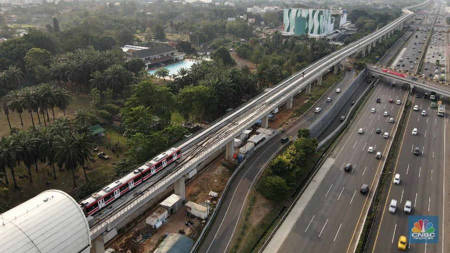 Foto aerial suasana Stasiun LRT, Light Rapid Transit di kawasan Cibubur, Jakarta, Rabu (12/8/2020). (CNBC Indonesia/Andrean Kristianto)