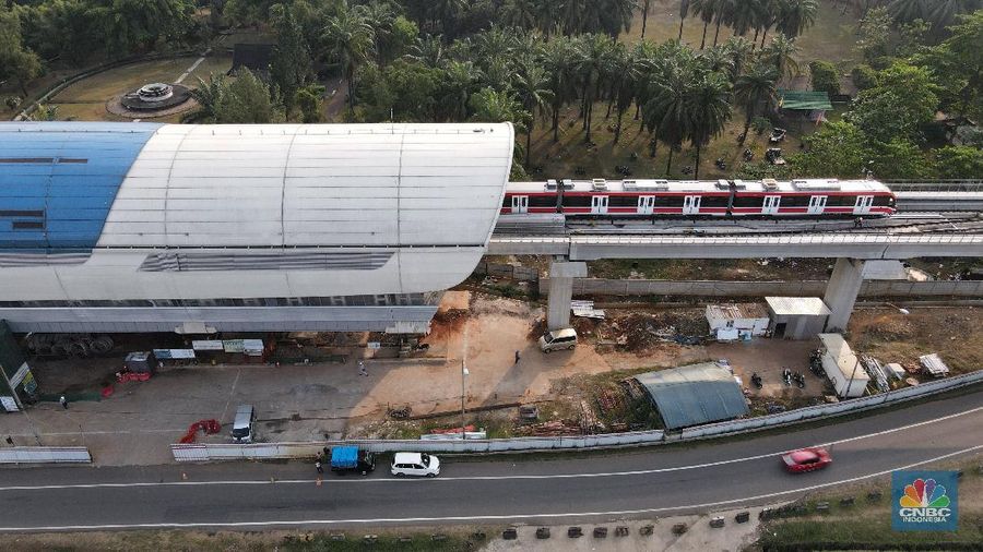 Foto aerial suasana Stasiun LRT, Light Rapid Transit di kawasan Cibubur, Jakarta, Rabu (12/8/2020). (CNBC Indonesia/Andrean Kristianto)