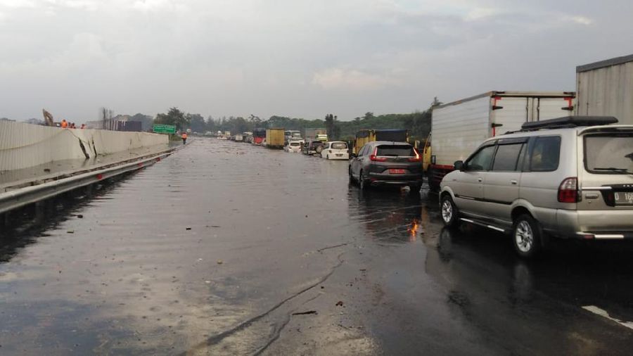 Genangan Air di Jalan Tol Padaleunyi Km 130, Jasa Marga Imbau Pengguna Jalan Antisipasi Perjalanan. (Dok Jasamarga)