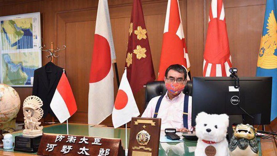 Menteri Pertahanan Jepang Taro Kono dalam konferensi dengan Menteri Pertahanan Indonesia Prabowo Subianto, Rabu (12/8/2020)