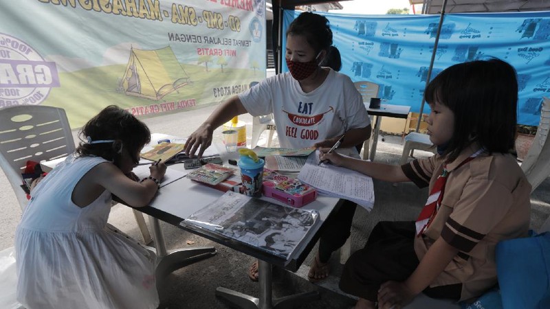 Tenda WIFI Gratis untuk sekolah buatan warga RT13/RW02, Kelurahan Pindok Kelapa, Duren Sawit, Jakarta Timur, Rabu (12/8/20). (CNBC Indonesia/ Tri Susilo)