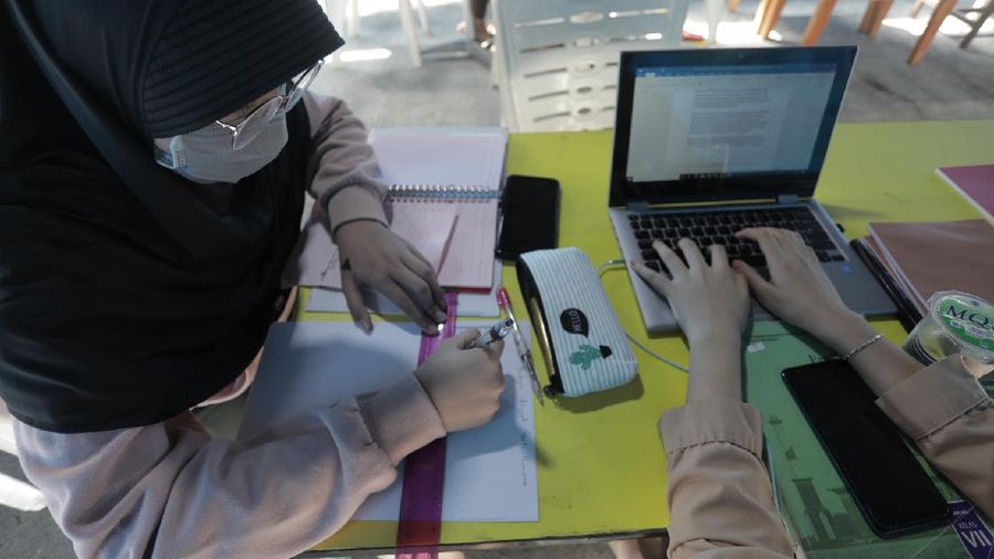 Tenda WIFI Gratis untuk sekolah buatan warga RT13/RW02, Kelurahan Pindok Kelapa, Duren Sawit, Jakarta Timur, Rabu (12/8/20). (CNBC Indonesia/ Tri Susilo)