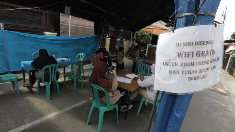 Tenda WIFI Gratis untuk sekolah buatan warga RT13/RW02, Kelurahan Pindok Kelapa, Duren Sawit, Jakarta Timur, Rabu (12/8/20). (CNBC Indonesia/ Tri Susilo)