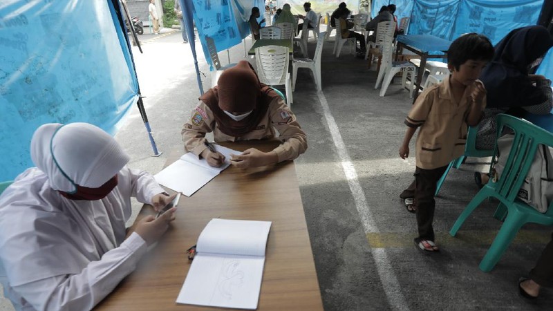 Tenda WIFI Gratis untuk sekolah buatan warga RT13/RW02, Kelurahan Pindok Kelapa, Duren Sawit, Jakarta Timur, Rabu (12/8/20). (CNBC Indonesia/ Tri Susilo)