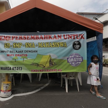 Top! Warga Duren Sawit Bikin Tenda WiFi Gratis Belajar Online