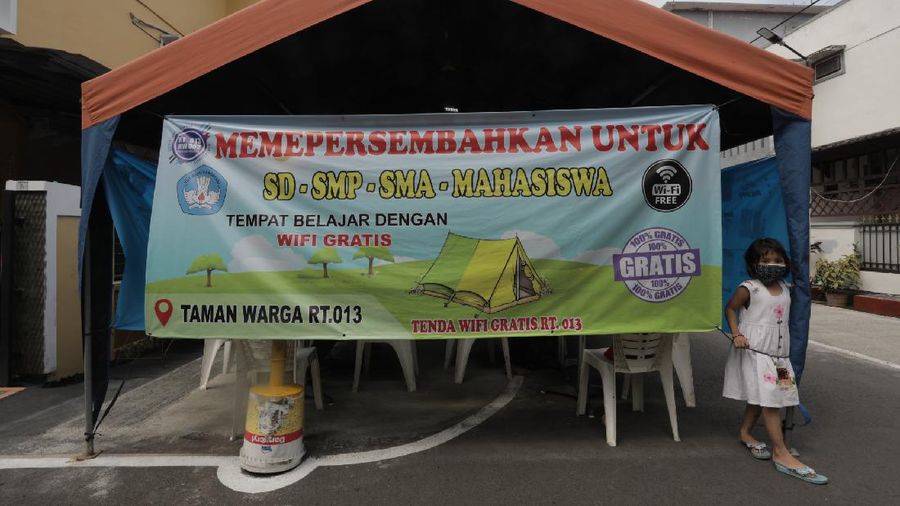 Tenda WIFI Gratis untuk sekolah buatan warga RT13/RW02, Kelurahan Pindok Kelapa, Duren Sawit, Jakarta Timur, Rabu (12/8/20). (CNBC Indonesia/ Tri Susilo)