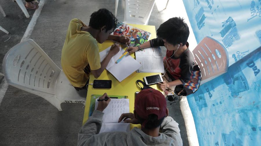 Tenda WIFI Gratis untuk sekolah buatan warga RT13/RW02, Kelurahan Pindok Kelapa, Duren Sawit, Jakarta Timur, Rabu (12/8/20). (CNBC Indonesia/ Tri Susilo)