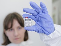 Vaksin AstraZeneca Setop Uji Coba, Vaksin Lain Gimana Ya?