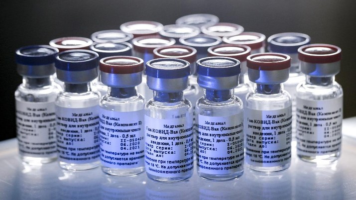 Vaksin Covid-19 dari Rusia (AP/Alexander Zemlianichenko Jr) In this handout photo taken on Thursday, Aug. 6, 2020, and provided by Russian Direct Investment Fund, an employee shows a new vaccine at the Nikolai Gamaleya National Center of Epidemiology and Microbiology in Moscow, Russia. Russia on Tuesday, Aug. 11 became the first country to approve a coronavirus vaccine for use in tens of thousands of its citizens despite international skepticism about injections that have not completed clinical trials and were studied in only dozens of people for less than two months. (Alexander Zemlianichenko Jr/ Russian Direct Investment Fund via AP)