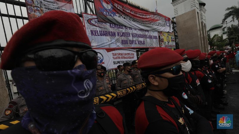 Demo Buruh Tolak Omnibus Law (CNBC Indonesia/ Tri Susilo)
