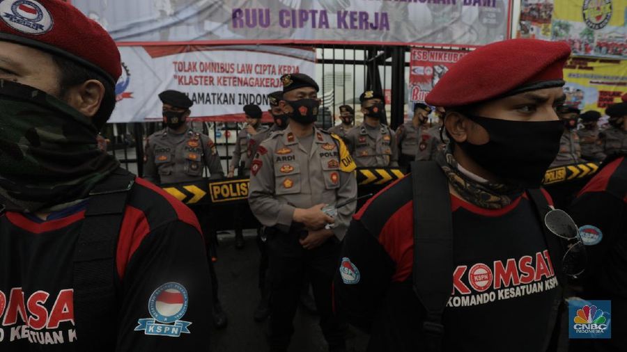 Demo Buruh Tolak Omnibus Law (CNBC Indonesia/ Tri Susilo)