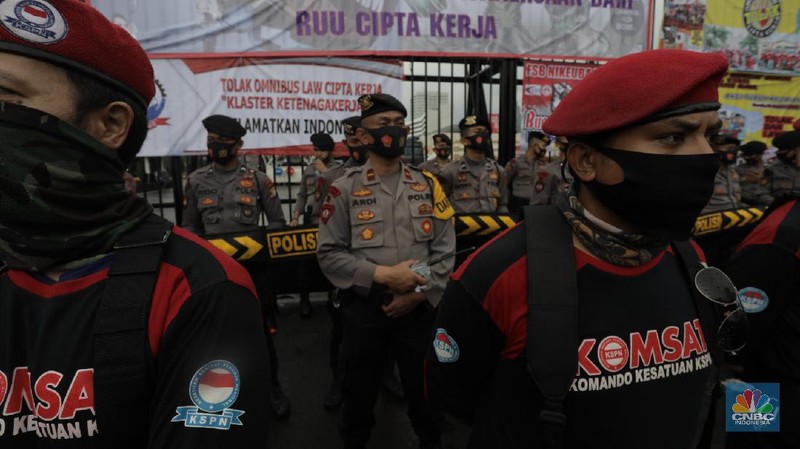 Demo Buruh Tolak Omnibus Law (CNBC Indonesia/ Tri Susilo)