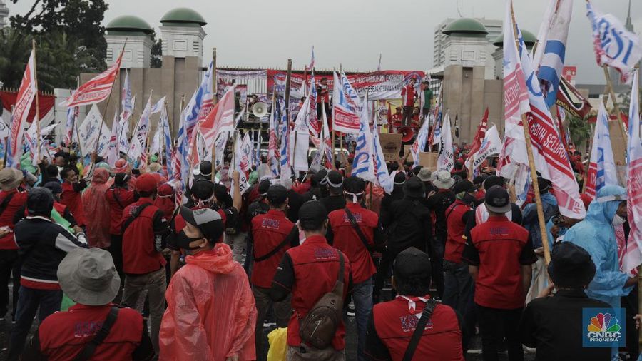 Demo Buruh Tolak Omnibus Law (CNBC Indonesia/ Tri Susilo)