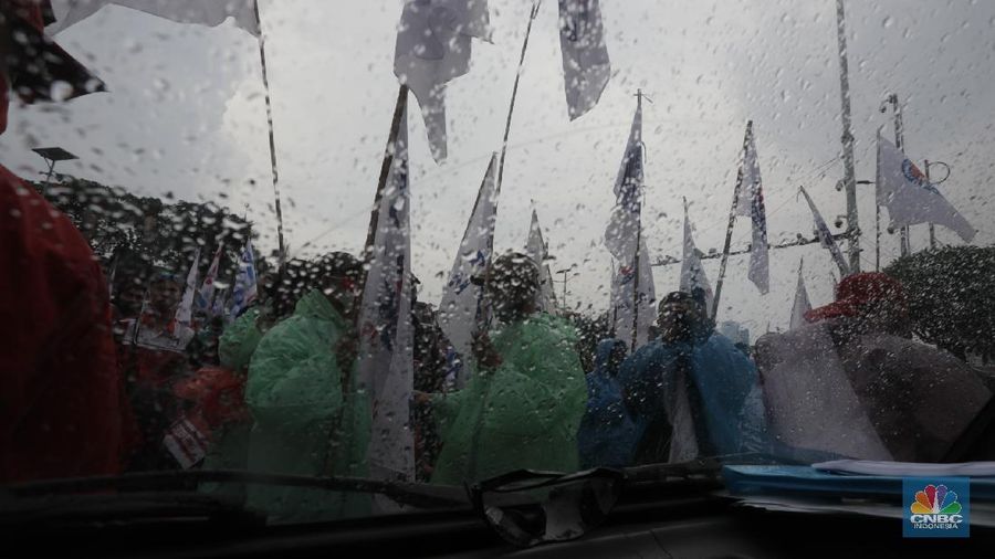 Demo Buruh Tolak Omnibus Law (CNBC Indonesia/ Tri Susilo)