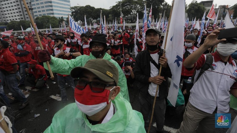 Demo Buruh Tolak Omnibus Law (CNBC Indonesia/ Tri Susilo)