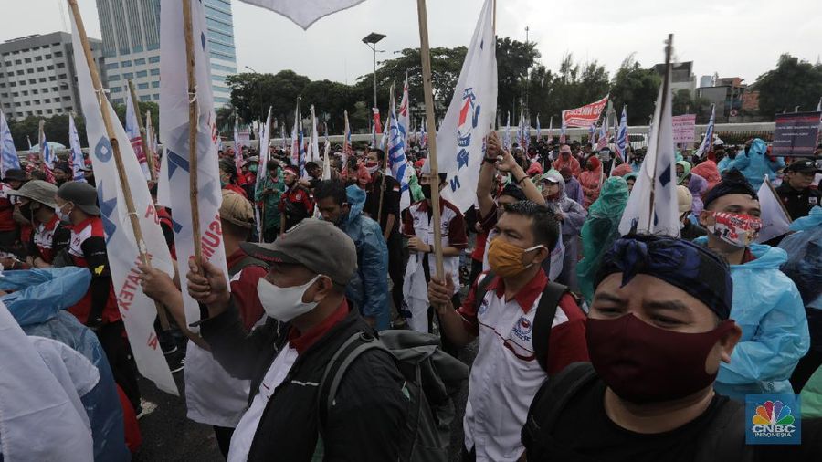Demo Buruh Tolak Omnibus Law (CNBC Indonesia/ Tri Susilo)