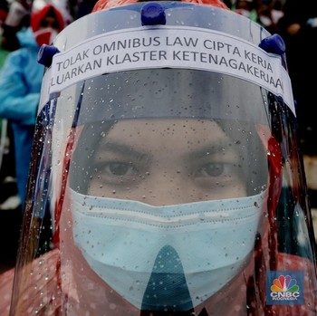 Diguyur Hujan, Ratusan Buruh Geruduk DPR Tolak Omnibus Law