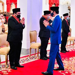 Jokowi Bicara Tanda Kehormatan untuk Duo Fahri & Fadli