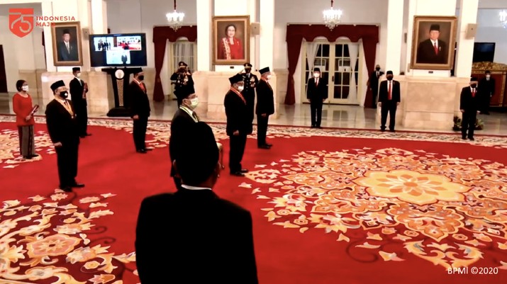 Jokowi di Upacara Penganugerahan Tanda Kehormatan RI, Istana Negara, 13 Agustus 2020. (Youtube Sekretarian Negara) Jokowi di Upacara Penganugerahan Tanda Kehormatan RI, Istana Negara, 13 Agustus 2020. (Youtube Sekretarian Negara)