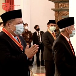 Dapat Tanda Kehormatan dari Jokowi, Apa Kata Fahri & Fadli?