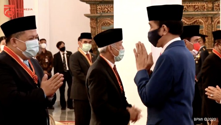 Jokowi di Upacara Penganugerahan Tanda Kehormatan RI, Istana Negara, 13 Agustus 2020. (Youtube Sekretarian Negara) Jokowi di Upacara Penganugerahan Tanda Kehormatan RI, Istana Negara, 13 Agustus 2020. (Youtube Sekretarian Negara)