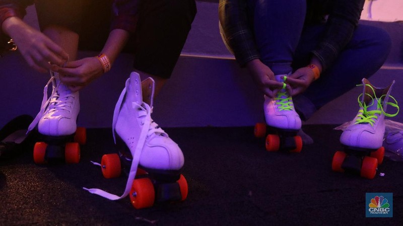 Sejumlah pengunjung bermain sepatu roda di Moja Museum di kawasan Gelora Bung Karno (GBK), Jakarta, Kamis (13/8/2020). (CNBC Indonesia/Andrean Kristianto)