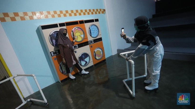 Sejumlah pengunjung bermain sepatu roda di Moja Museum di kawasan Gelora Bung Karno (GBK), Jakarta, Kamis (13/8/2020). (CNBC Indonesia/Andrean Kristianto)