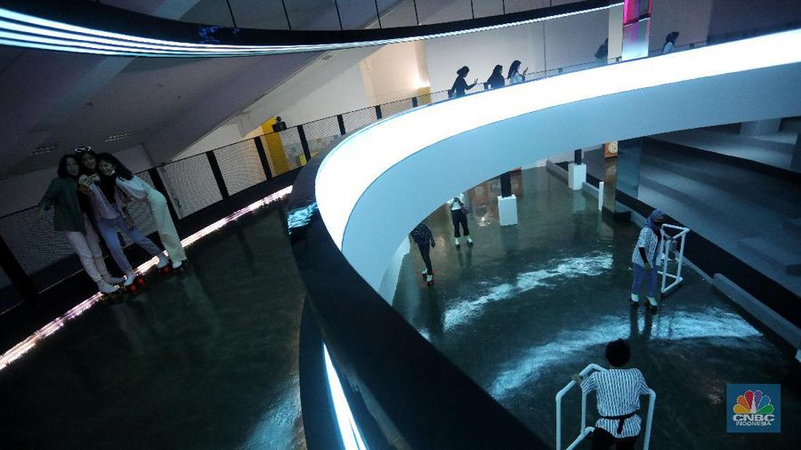 Sejumlah pengunjung bermain sepatu roda di Moja Museum di kawasan Gelora Bung Karno (GBK), Jakarta, Kamis (13/8/2020). (CNBC Indonesia/Andrean Kristianto)
