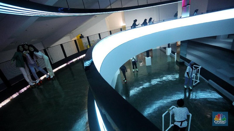 Sejumlah pengunjung bermain sepatu roda di Moja Museum di kawasan Gelora Bung Karno (GBK), Jakarta, Kamis (13/8/2020). (CNBC Indonesia/Andrean Kristianto)
