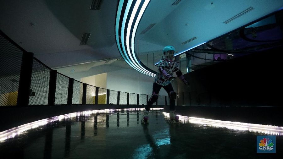 Sejumlah pengunjung bermain sepatu roda di Moja Museum di kawasan Gelora Bung Karno (GBK), Jakarta, Kamis (13/8/2020). (CNBC Indonesia/Andrean Kristianto)
