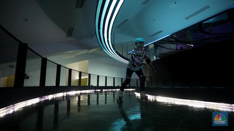Sejumlah pengunjung bermain sepatu roda di Moja Museum di kawasan Gelora Bung Karno (GBK), Jakarta, Kamis (13/8/2020). (CNBC Indonesia/Andrean Kristianto)
