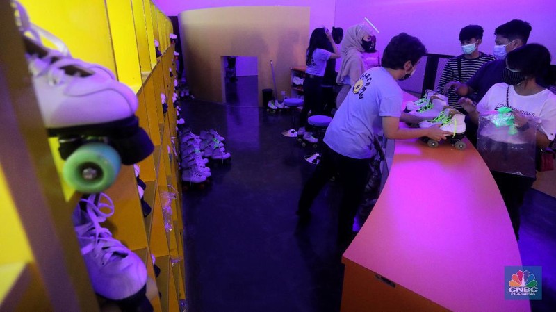 Sejumlah pengunjung bermain sepatu roda di Moja Museum di kawasan Gelora Bung Karno (GBK), Jakarta, Kamis (13/8/2020). (CNBC Indonesia/Andrean Kristianto)
