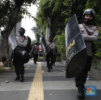 Potret Aparat Kawal Sidang MPR & Demo Buruh Tolak Omnibus Law